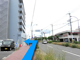 まっすぐ進んで左手にある建物の1Fです。